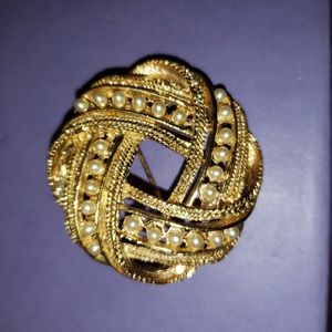 Gold wreath brooch